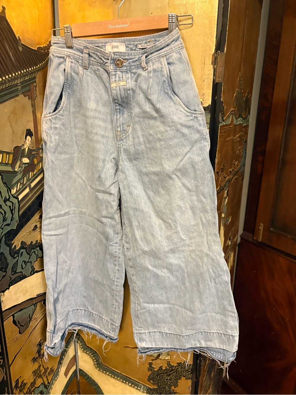Closed Light Wash Cropped Wide-Leg Jeans